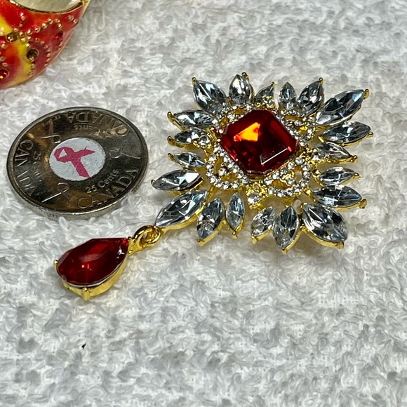 Ruby red fashion pin for coat jacket or blazer -new - Picture 3 of 9
